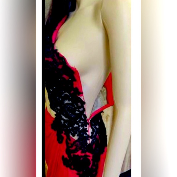 đź’‹Sherri Hill 21252 Red & Black Lace Sharkbite Prom Formal Dress - Picture 6 of 7